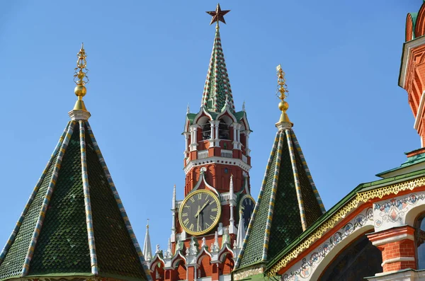 Spassky Kulesi ve kubbeleri St Basils Katedrali, Moskova, Rusya.