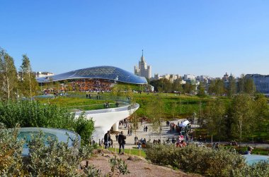 Moskova, Rusya - Eylül 23. 2017. insanlar Park Zaryadye cam kabuk arka planı yürüyor.