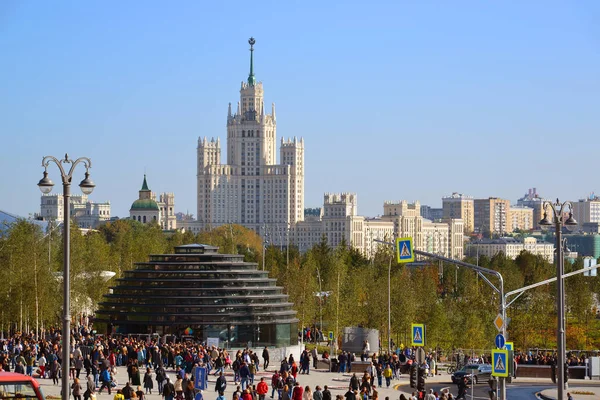 Moskova, Rusya - Eylül 23. 2017. bilgi köşk ve Zaryadye parka giriş görünümünü.