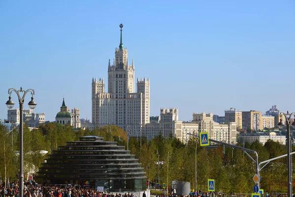 Moskova, Rusya - Eylül 23. 2017. bilgi köşk ve Zaryadye parka giriş görünümünü.