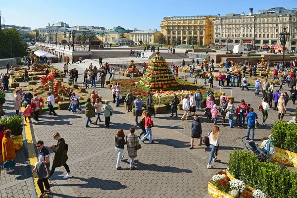 Moscou, Rússia - 23 de setembro. Em 2017. Outono de Ouro - festival gastronômico em Manezhnaya Square — Fotografia de Stock