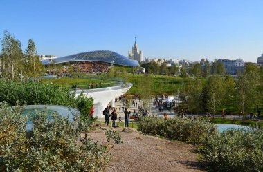 Moskova, Rusya - Eylül 23. 2017. Zaryadye - yeni manzara ve mimari Parkı.