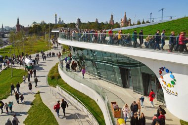 Moskova, Rusya - Eylül 23. 2017. platform park Zaryadye ile ilgilenen insanlar