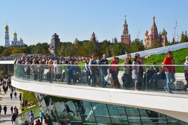 Moskova, Rusya - Eylül 23. 2017. platform park Zaryadye ile ilgilenen insanlar