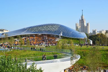 Moskova, Rusya - Eylül 23. 2017. kabuk ve amfitiyatro yeni Park Zaryadye cam.