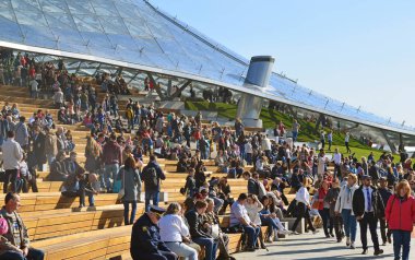 Moskova, Rusya - Eylül 23. 2017. kabuk ve amfitiyatro Park Zaryadye cam.