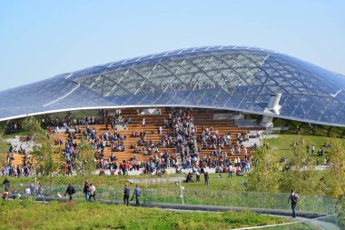 Moskova, Rusya - Eylül 23. 2017. kabuk ve amfitiyatro yeni Park Zaryadye cam.
