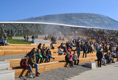 Moskova, Rusya - Eylül 23. 2017. kabuk ve amfitiyatro Park Zaryadye cam.