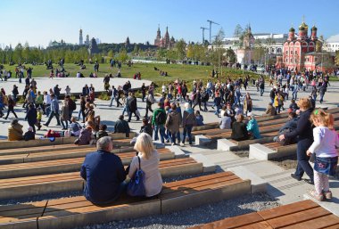 Moskova, Rusya - Eylül 23. 2017. insanlar huzur içinde amfitiyatro Park Zaryadye.