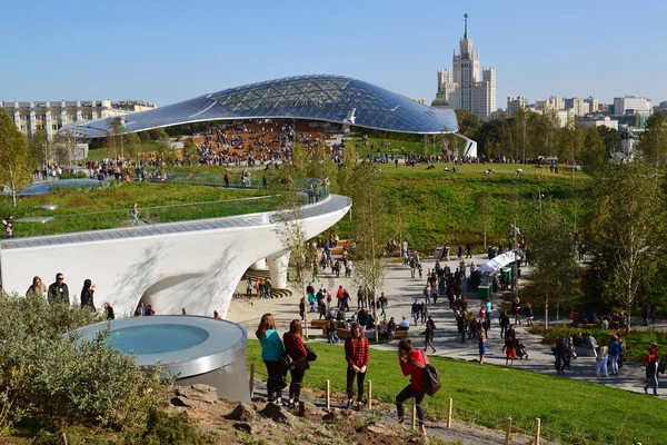 Moskova, Rusya - Eylül 23. 2017. Zaryadye - yeni manzara ve mimari Parkı.