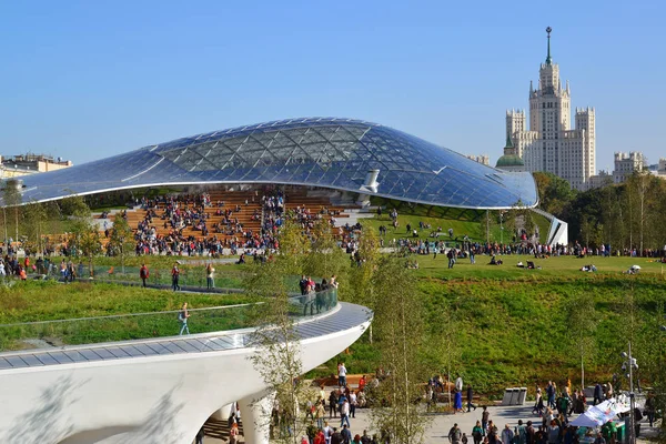 Moskova, Rusya - Eylül 23. 2017. Zaryadye - yeni manzara ve mimari Parkı.