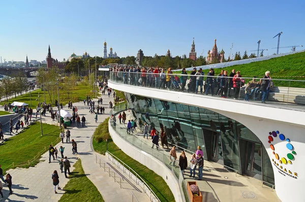 Moskova, Rusya - Eylül 23. 2017. Zaryadye - yeni manzara ve mimari Parkı.