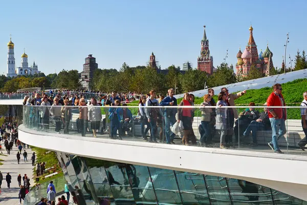 Moskova, Rusya - Eylül 23. 2017. platform park Zaryadye ile ilgilenen insanlar