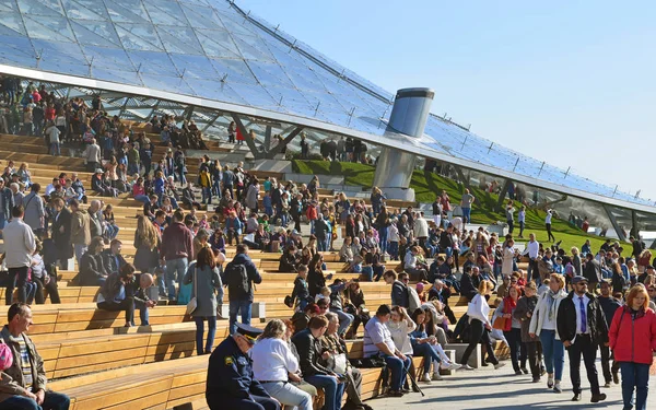 Moskova, Rusya - Eylül 23. 2017. kabuk ve amfitiyatro Park Zaryadye cam.