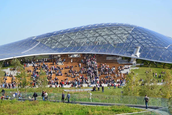 Moskova, Rusya - Eylül 23. 2017. kabuk ve amfitiyatro yeni Park Zaryadye cam.
