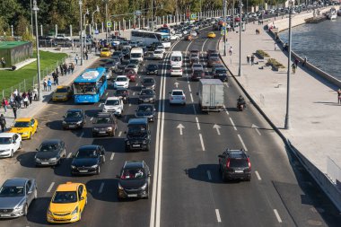 Moskova, Rusya - Eylül 23. 2017. raffic Moskvoretskaya çıkabilir Moskova Nehri üzerinde en iyi görünümü.