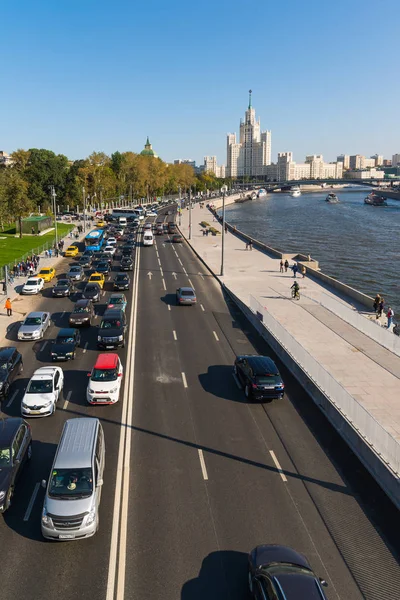 Moskau, Russland - 23. September. 2017. Verkehr auf moskvoretskaya Böschung des moskva River. — Stockfoto