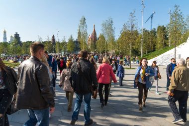 Moskova, Rusya - Eylül 23. 2017. insanlar Zaryadye parkta yürüyor