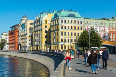 Moscow, Rusya Federasyonu - 24 Eylül. 2017. insanlar Yakimanskaya setin drenaj kanalı boyunca yürüyüş