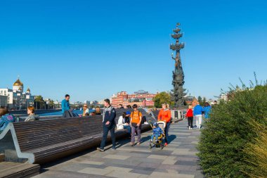 Moscow, Rusya Federasyonu - 24 Eylül. 2017. büyük Yakimanskaya dolgu ile Peter için görünümünü anıt