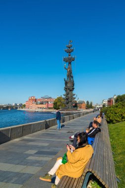 Moscow, Rusya Federasyonu - 24 Eylül. 2017. büyük Yakimanskaya dolgu ile Peter için görünümünü anıt