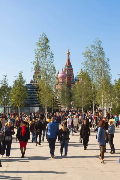 Moskova, Rusya - Eylül 23. 2017. insanlar Zaryadye parkta yürüyor