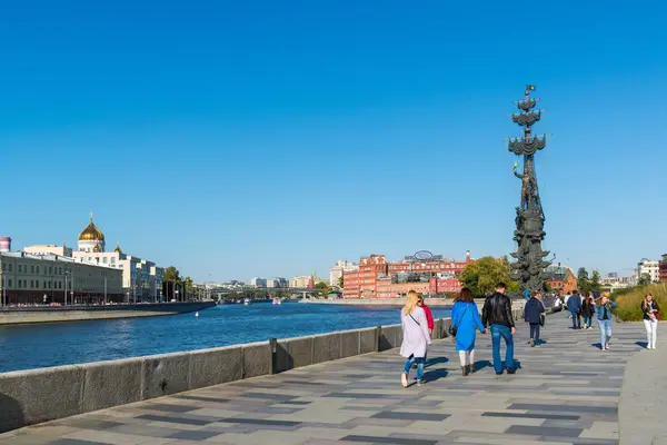 Moskau, Russland - 24. September. 2017. Ansicht des Denkmals für Peter den Großen mit dem Jakimanskaja-Damm — Stockfoto