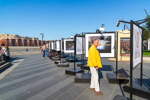 Moscow, Rusya Federasyonu - 24 Eylül. 2017. bir sergi resimleri Kırım dolgu olarak izleyen adamım