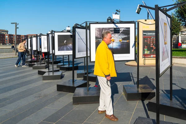 Moscow, Rusya Federasyonu - 24 Eylül. 2017. bir sergi resimleri Kırım dolgu olarak izleyen adamım