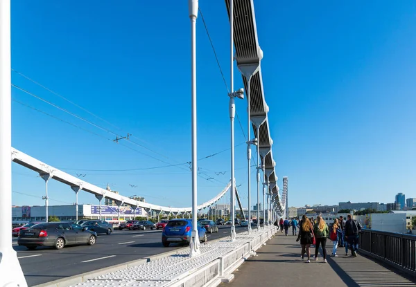Moscow, Rusya Federasyonu - 24 Eylül. 2017. insanlar ve Kırım köprüde araba hareket