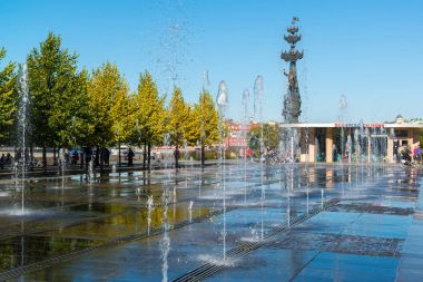 Moscow, Rusya Federasyonu - 24 Eylül. 2017. Çeşme Merkez evin önünde Kırım setin sanatçının üzerinde