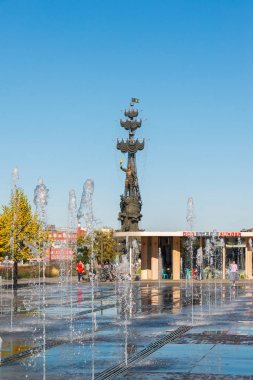 Moscow, Rusya Federasyonu - 24 Eylül. 2017. Çeşme Merkez evin önünde Kırım setin sanatçının üzerinde