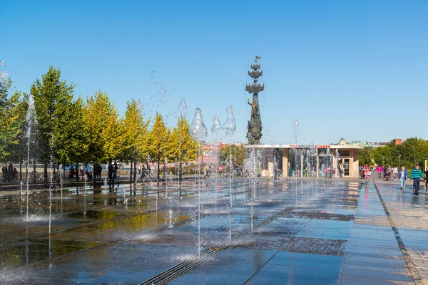 Moscow, Rusya Federasyonu - 24 Eylül. 2017. Çeşme Merkez evin önünde Kırım setin sanatçının üzerinde