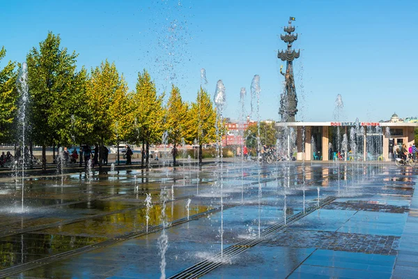 Moscow, Rusya Federasyonu - 24 Eylül. 2017. Çeşme Merkez evin önünde Kırım setin sanatçının üzerinde