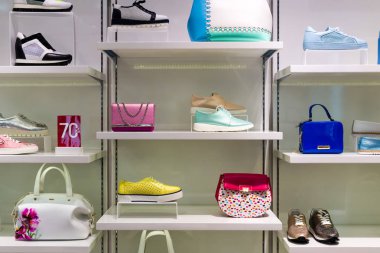 Vitrin çanta ve ayakkabılar ile moda mağaza