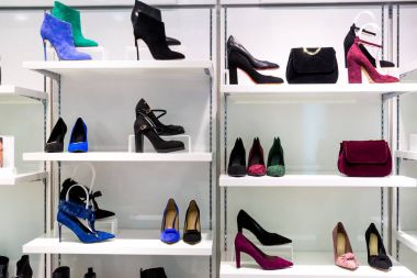 Vitrin çanta ve ayakkabılar ile moda mağaza