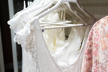 Beyaz nightgowns deposunda asmak