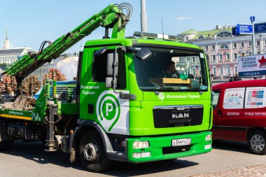 Moscow, Rusya Federasyonu - 14 Mayıs. 2016. evacuators şirketi Moskova Park bataklık alan üzerinde