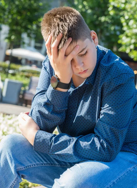 Triste adolescente sentado en la calle — Foto de Stock