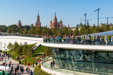 Moskova, Rusya - Eylül 23. 2017. gözlem güvertesinde yeni park Zaryadye turist.
