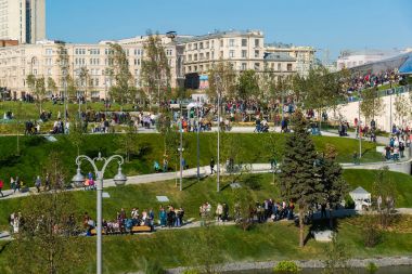 Moskova, Rusya - Eylül 23. 2017. turist yürüyüş yeni Park Zaryadye.
