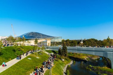 Moskova, Rusya - Eylül 23. 2017. turist yürüyüş yeni Park Zaryadye.