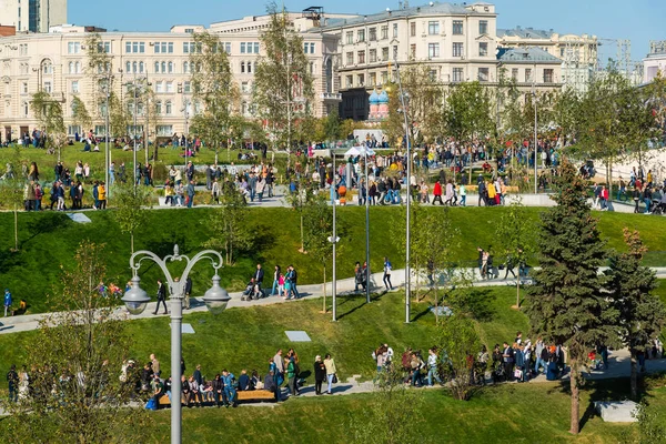 Moskova, Rusya - Eylül 23. 2017. turist yürüyüş yeni Park Zaryadye.