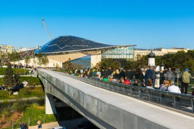 Moskova, Rusya - Eylül 23. 2017. turist yürüyüş yeni Park Zaryadye.