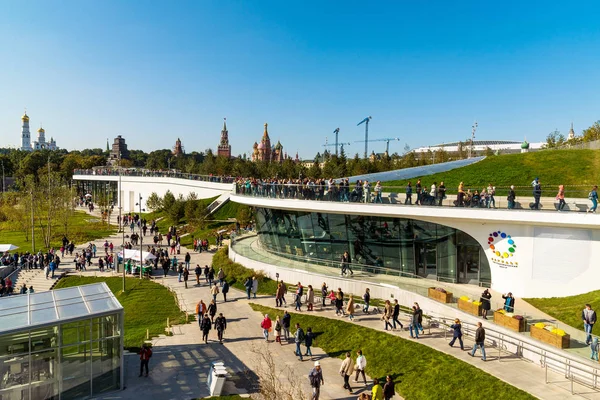 Moskova, Rusya - Eylül 23. 2017. gözlem güvertesinde yeni park Zaryadye turist.