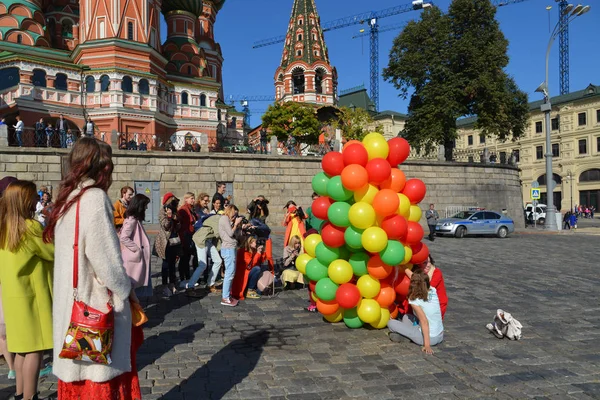 Moscow, Russia - September 23. 2017. Young girls with balloons on Vasilyevsky spusk — Stock Photo, Image