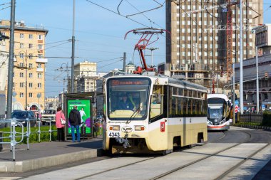 Moskova, Rusya - Eylül 25. 2017. Komsomolskaya Meydanı geleneksel tramvay durağım