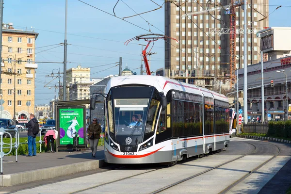 Москва, Россия - 25 сентября. 2017 год. Современный трамвай находится на остановке Комсомольской площади — стоковое фото