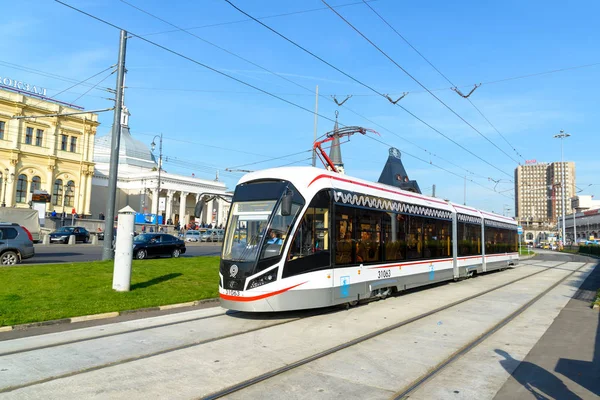 Moskova, Rusya - Eylül 25. 2017. yeni tramvay olduğunu Komsomolskaya Meydanı durağında