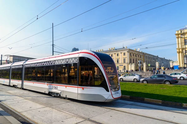 Moskova, Rusya - Eylül 25. 2017. yeni tramvay olduğunu Komsomolskaya Meydanı durağında